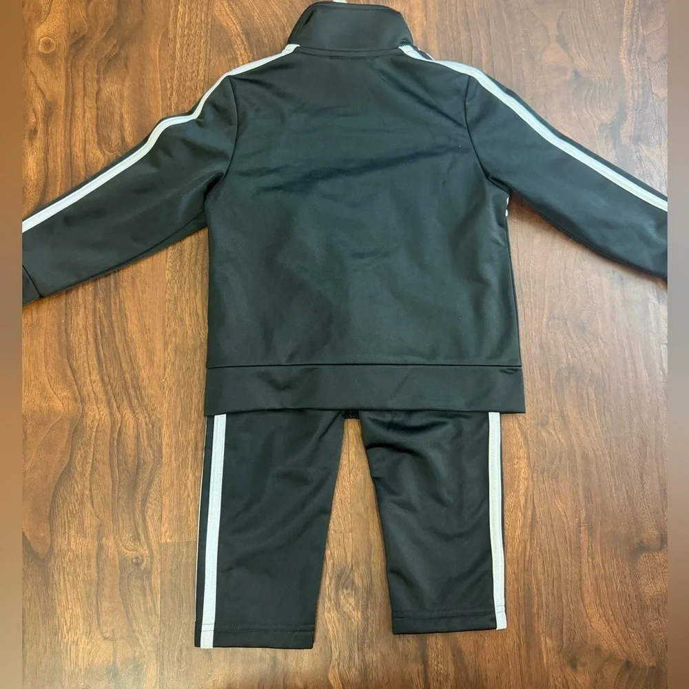 3/$30 ☀️ Adidas Black & White Kids Track Set